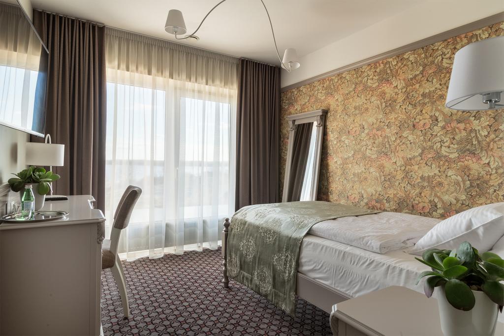 Hotel Sinchronas Telšiai Exteriör bild